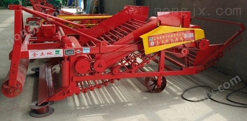 花生收獲機側面